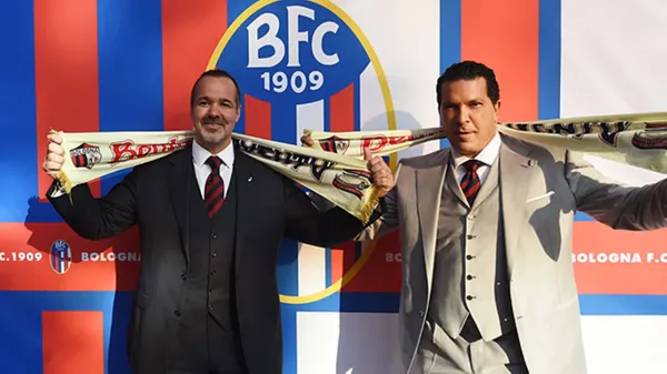 "Joey" Saputo (izquierda) en 2014, tras comprar a Bologna FC. (