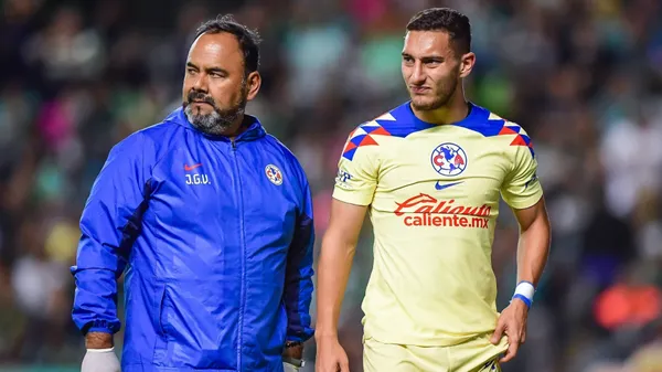 Sebastián Cáceres se toca el muslo izquierdo mientras sale del campo de juego (
