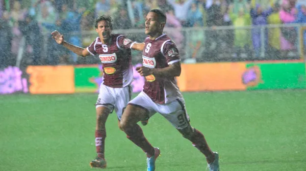Arauz, junto a Yeltsin Tejeda, celebrando el gol que valió la 30 de Saprissa. (