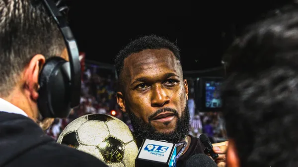 Kendall Waston es duda ante Alajuelense.