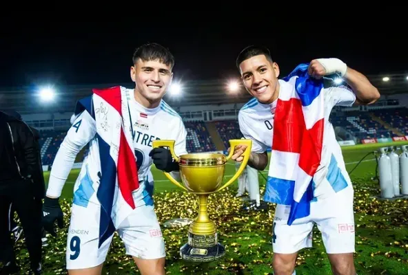 Orlando Galo celebró su primer título en Europa (Instagram).
