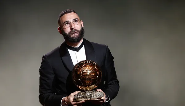 Karim Benzema, con el último Balón de Oro en sus manos. El francés y Luka Modrić fueron los únicos capaces de interrumpir la hegemonía Messi-Ronaldo, que comenzó en 2008. (