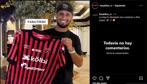 Alex López posando con la camiseta de Alajuelense. (
