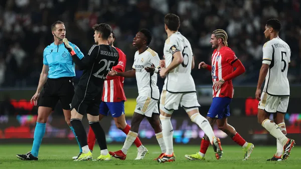 Kepa le reclama a Javier Alberola Rojas una supuesta infracción de Álvaro Morata en el tercer gol del Aleti. (