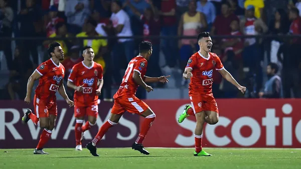 Fletes celebra el 2-0 parcial en el Independencia ante cientos de almas desbordadas de alegría. (