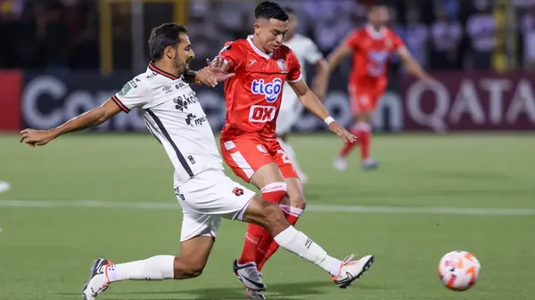 Celso Borges y Bancy Hernández se disputan la esférica durante la final pasada. (