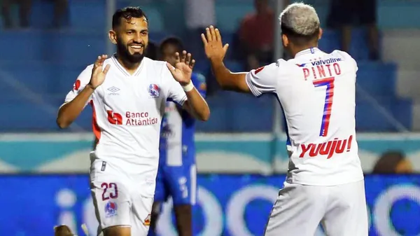 Álvarez celebra su gol junto a José Mario Pinto. (