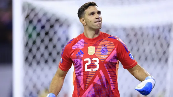 Dibu Martínez va por un nuevo galardón (Getty).