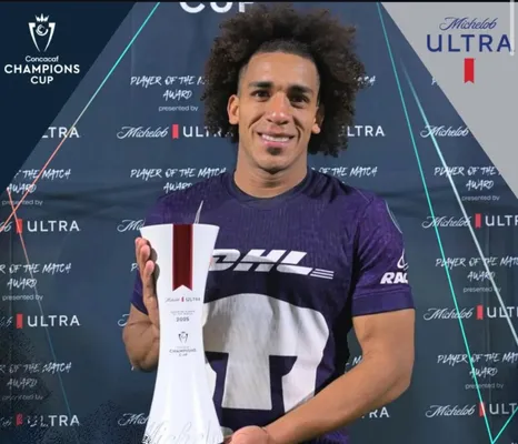 Adalberto Carrasquilla fue elegido la figura ante Pumas.