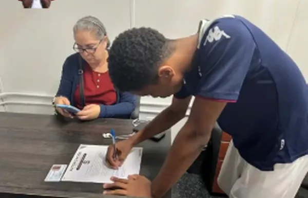 Maykel McDonald firmando hace 2 años con Saprissa