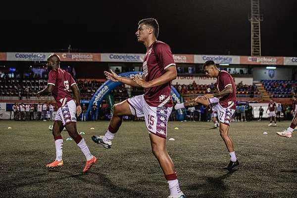 Douglas Sequeira no tiene oportunidades en Saprissa (Wikipedia).