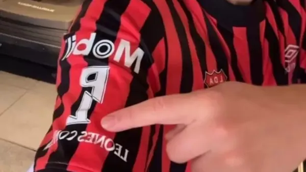 El logo de Paulo Londra estará en la camiseta de Alajuelense.
