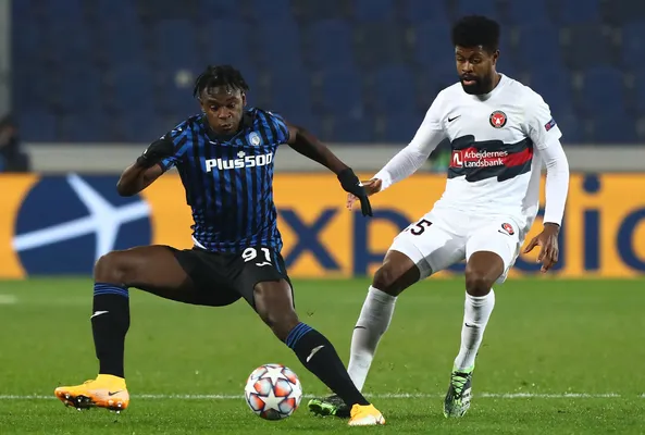 Manjrekar James, marcando a Duvan Zapata en el duelo que Midtjylland empató 1-1 con Atalanta por la fase de grupos de la Champions League 2020. (
