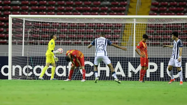 Rondón fue el verdugo de Herediano al marcar un hat-trick que lo erigió como la figura de la noche. (