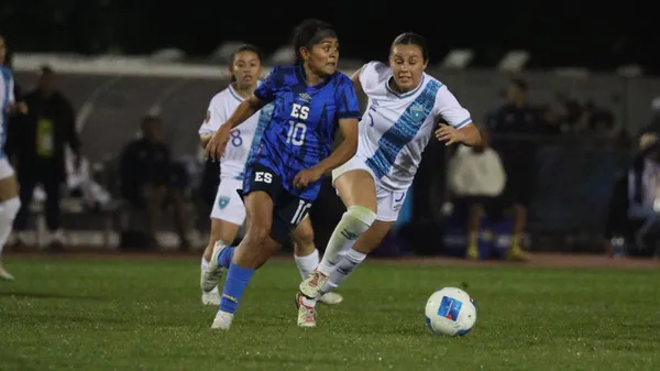 Cerén, MVP del repechaje, es perseguida por Gale en el repechaje. (