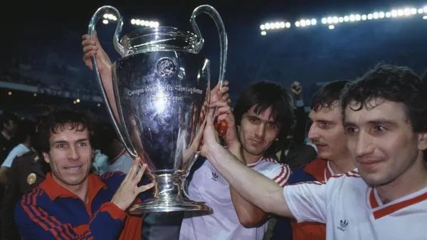 Los futbolista del Steaua festejan con la "Orejona" tras el milagro en la final de Sevilla. (