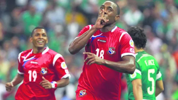 Luis Tejada tras marcarle a México en el Estadio Azteca