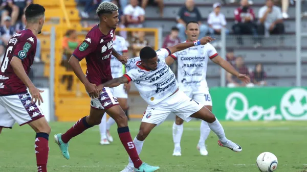 Duelo de panameños: Eduardo Anderson marca a César Yanis en el último Saprissa - San Carlos, disputado el 3 de marzo, que finalizó 2 a 2. (