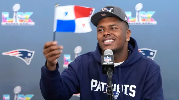 Jaylinn Hawkins lleva la bandera panameña en el Super Bowl. (Getty Images)