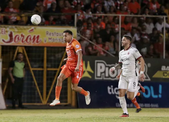 En veintitrés visitas a Puntarenas, la Liga registra 7 ganes, 8 derrotas y 8 empates. (
