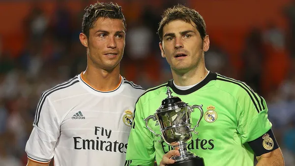 CR7 e Iker Casillas posan juntos en 2013, durante un torneo de verano que ganaron en Estados Unidos con el Real Madrid. (