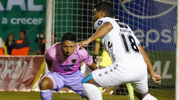 José Ardón, marcando de cerca a Jorman Aguilar. (