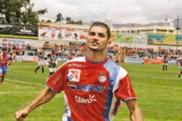 Cubero es ídolo en Guatemala (La Nación).