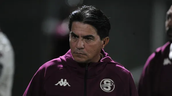 Vladimir Quesada recibe una mala noticia.