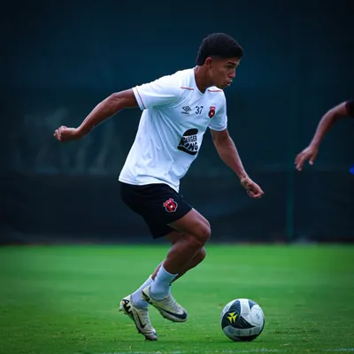  Isaac Badilla entrenando con el primer equipo de Alajuelense 