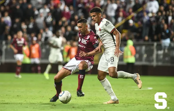 Mariano Torres protege la bola de la marca de Edward Cedeño. (