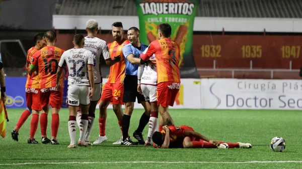 Shawn Johnson yace en el suelo tras sufrir un pisotón de Luis Díaz, quien se fue expulsado. (