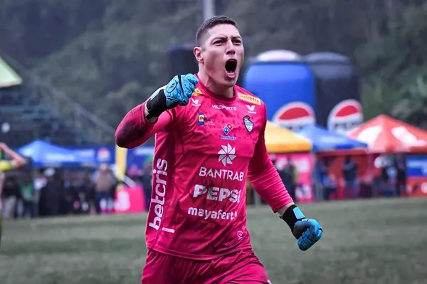 Minor Álvarez festejando el pase de Cobán Imperial a la final.