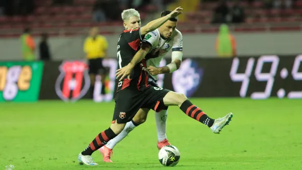 Canhoto, que asistió a Toril, pelea por la bola con Douglas López en el último Alajuelense-Cartaginés. (