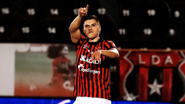 Ronaldo Cisneros seguirá jugando en Alajuelense. (