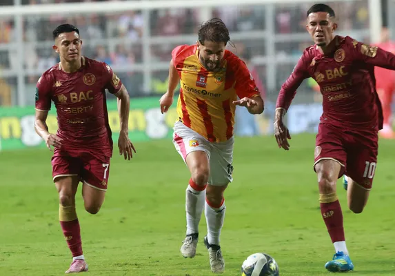 Elías Aguilar traslada la bola, dejando atrás la marca de Jefferson Brenes y Bancy Hernández. (