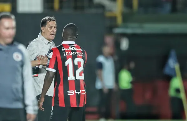  Campbell eludió la pregunta que le hizo "la voz" de Guimaraes (John Durán).