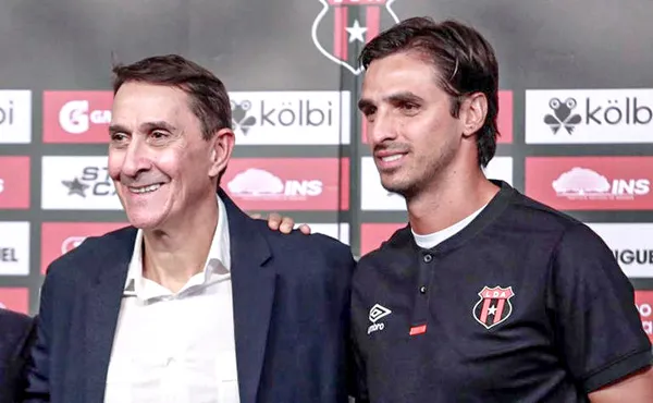 Bryan Ruiz junto a Guimarães. 