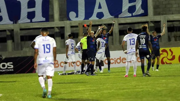 El último enfrentamiento entre Motagua y Victoria también estuvo signado por la expulsión de Diego Rodríguez, quien golpeó duramente a Carlos Argüeta. (