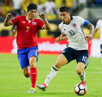 Christian Bolaños, ya retirado, marca a James Rodríguez en el Estadio NGR, durante el último Costa Rica - Colombia. (