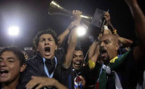 Motagua solo ha vencido a clubes de Costa Rica en dos ocasiones, una fue en 2007 para levantar su único título internacional.