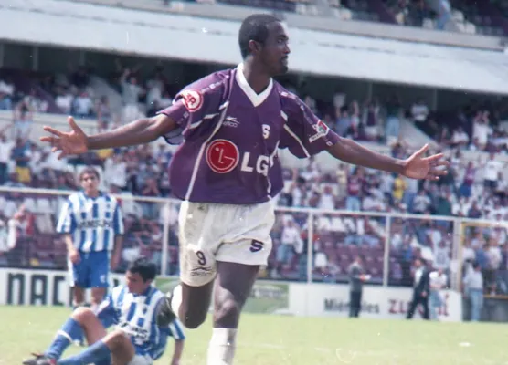  El mito que rodea a Kervin Lacey no es del todo cierto (La Nación).