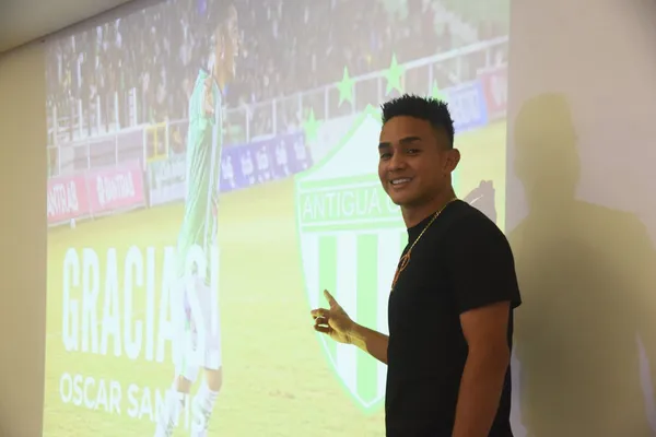 Óscar Santis presentado con el FC Dinamo Tbilisi