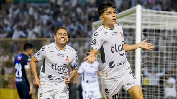 El ex Chalatenango celebra el golazo con el que Alianza eliminó a FAS. (