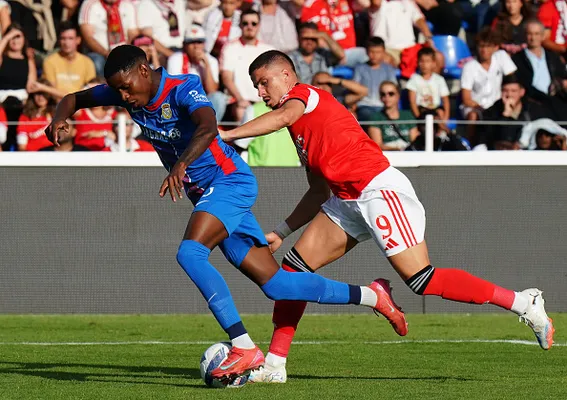 Julián Martínez en marca férrea ante Benfica. (