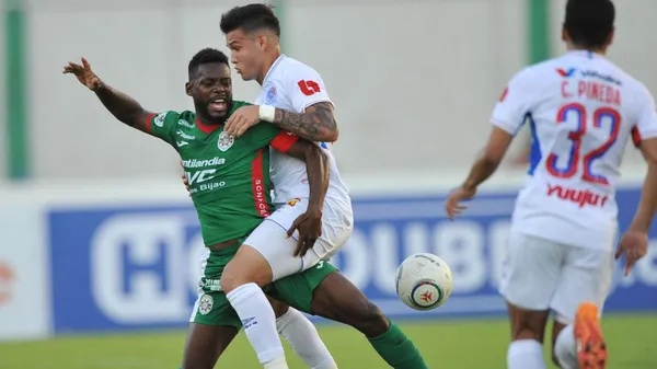 André Orellana marcando a su ex compañero, Clayvin Zúniga, en el último Olimpia 1-1 Marathón. (