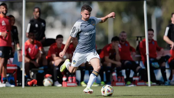 Gino Vivi en acción durante la pretemporada de Los Angeles Galaxy. (
