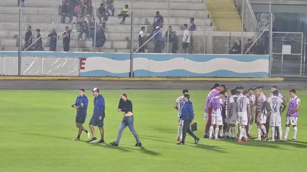 Andrés Carevic retó a sus jugadores dentro del campo. (