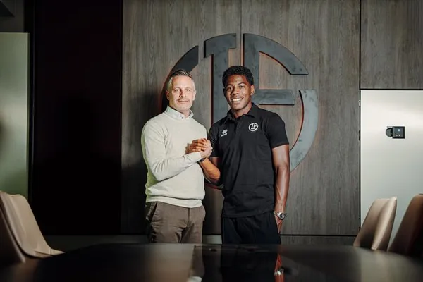 El director deportivo del Lugano Sebastian Pelzer junto a Dereck Moncada