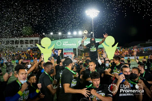 Poco tiempo después, y también con barbijos, Herediano festejó la 29.