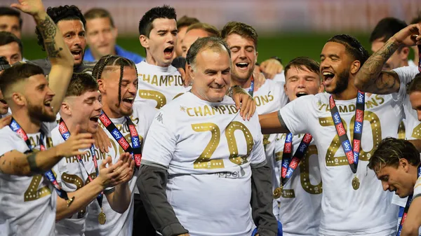 Los jugadores del Leeds United celebran el ascenso con Marcelo Bielsa. (
